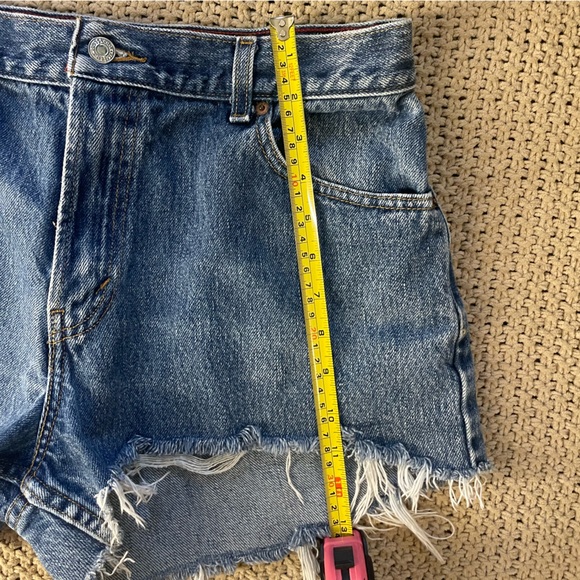LEVI'S 30" Waist Cut-Off Denim Shorts - Picture 6 of 6